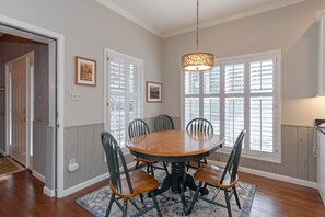 Dining - Amazing condo in Sapphire within walking distance to Fairfield Lake (Sapphire)