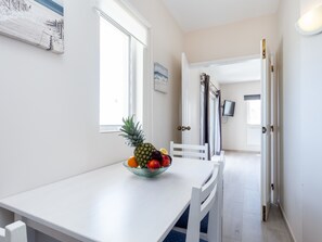 Dining - Mariners (5) - Bright and stylish apartment - 2-minute walk to the beach (Luz)