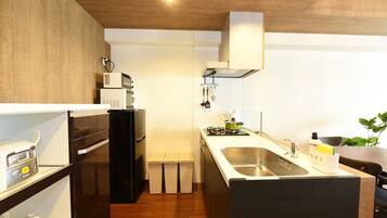Fridge, microwave, stovetop, cookware/dishes/utensils