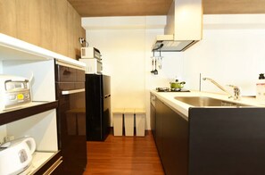 Kühlschrank, Mikrowelle, Herdplatte, Kochgeschirr/Geschirr/Besteck