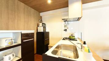 Frigorífico, microondas, placa de cocina y utensilios de cocina