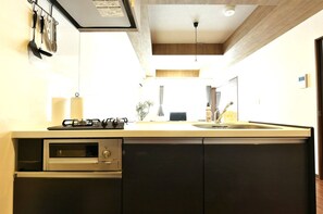 Frigorifero, microonde, piano cottura, pentole/stoviglie/utensili