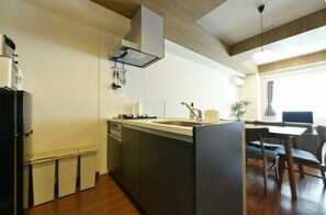 Geladeira, micro-ondas, cooktop, talheres/pratos/utensílios de cozinha