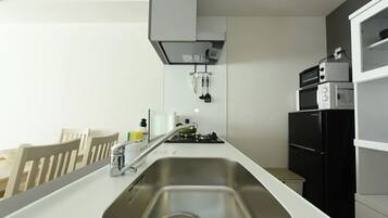 Fridge, microwave, stovetop, cookware/dishes/utensils