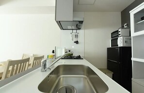 Kühlschrank, Mikrowelle, Herdplatte, Kochgeschirr/Geschirr/Besteck