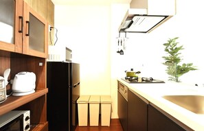 Fridge, microwave, stovetop, cookware/dishes/utensils
