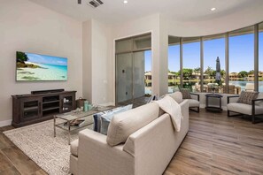 Televisión y chimenea