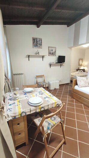 Dining - Studio apartment in Villa with garden (Terracina)