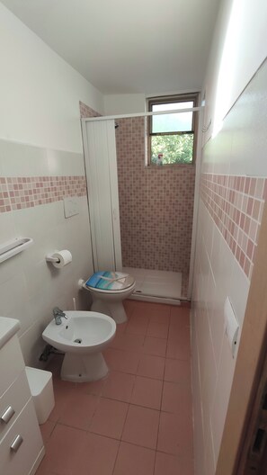 Shower, bidet, towels, toilet paper - Studio apartment in Villa with garden (Terracina)