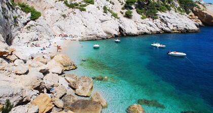 MAGNIFIQUE VILLA CONTEMPORAINE DANS LES CALANQUES AVEC VUE MER