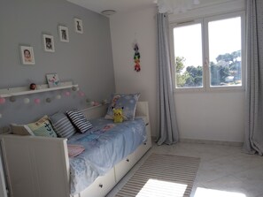4 bedrooms, desk, iron/ironing board, WiFi