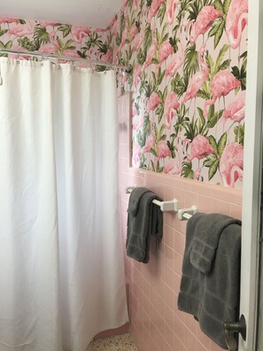 Duschwanne, Haartrockner, Handtücher, Toilettenpapier
