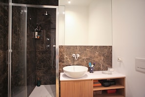 Baignoire, sèche-cheveux, bidet, serviettes fournies