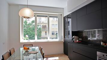 KĂŒhlschrank, Mikrowelle, Ofen, Herdplatte