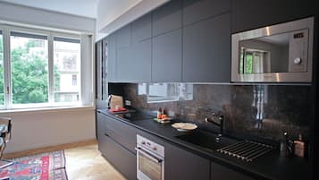 KĂŒhlschrank, Mikrowelle, Ofen, Herdplatte