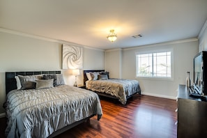4 bedrooms, iron/ironing board, free WiFi, bed sheets - Vacation Ready 4 Bed/3 Bath with a Heated Pool & Spa (Henderson)