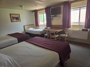 Quadrupla Executive | Area soggiorno | TV a schermo piatto 32 pollici con canali via cavo, TV