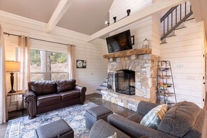 TV, fireplace - Beautiful 2-bedroom, sleeps 6, modern mountain chic cottage - July Pippin (Highlands)