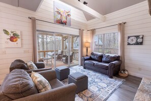 TV, fireplace - Beautiful 2-bedroom, sleeps 6, modern mountain chic cottage - July Pippin (Highlands)