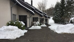 Ein Gebäude mit einem Ziegelweg, der zu einem verschlossenen Eingang führt.