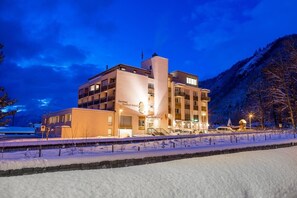 A hotel with a modern design, multiple floors, and a prominent sign. - Hotel Sherlock Holmes "nur 200 m zur Gondelbahn Hasliberg" (Meiringen)