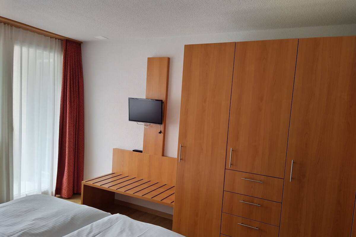 Family Room | Desk, WiFi (free), individually furnished, bed sheets