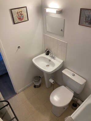 Baignoire, sĂšche-cheveux, serviettes fournies