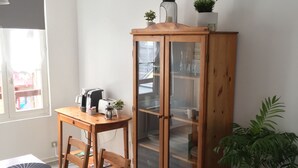 Un coin repas comprenant une table en bois, des chaises et un buffet aux portes vitrées.