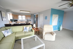 Een smart-tv, een dvd-speler, boeken en een filmbibliotheek