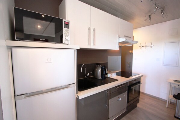 Fridge, oven, stovetop, coffee/tea maker