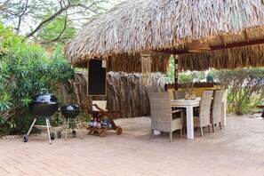 Outdoor dining - spacious apartment with lovely terrace overlooking the pool and nature reserve (Jan Thiel)