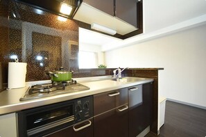 Refrigerador, microondas, placa de cocina, utensilios de cocina