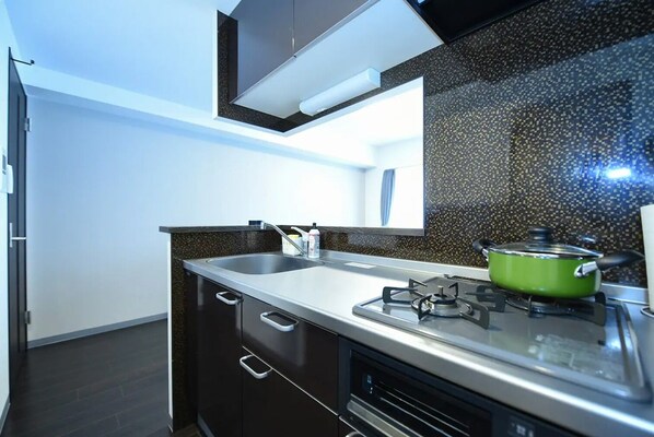 冷蔵庫、電子レンジ、コンロ、調理器具と食器