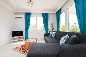 Leilighet – deluxe, 2 soverom, 1. etasje | Oppholdsrom | En 42-tommers smart-TV med Parabol-TV