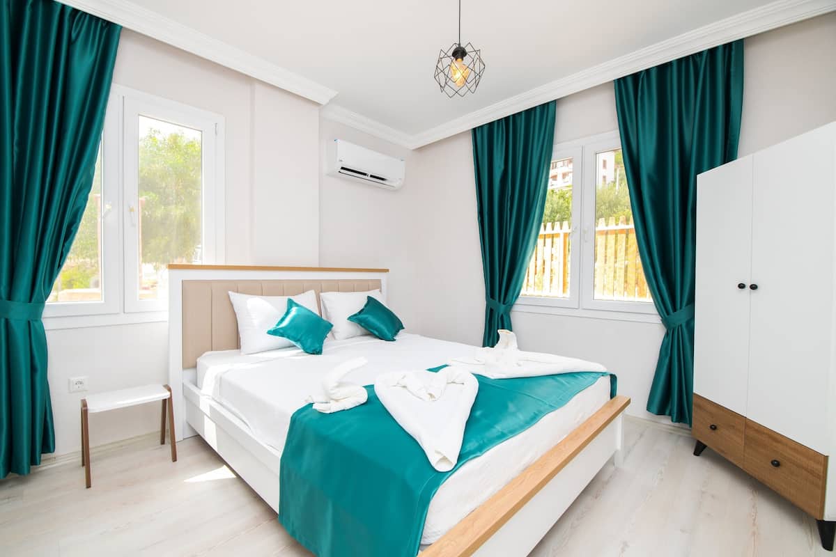Appartement Deluxe, 2 chambres, rez-de-chaussée | 1 chambre, draps en coton égyptien, literie de qualité, bureau