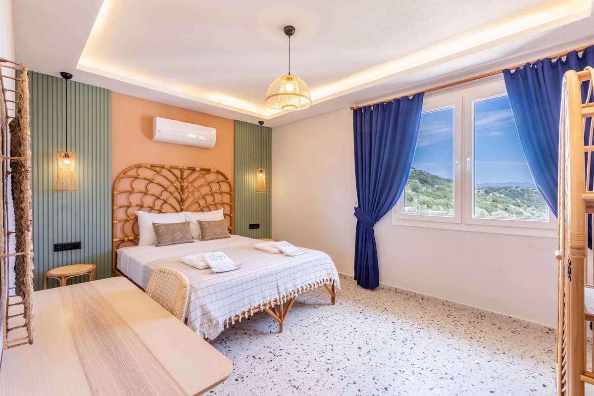 Condo supérieur, 1 chambre, vue sur la mer | 1 chambre, draps en coton égyptien, literie de qualité, bureau