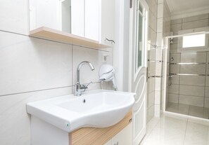 Standard Apartment, 1 Bedroom, Ground Floor | Bathroom | Combined shower/tub, jetted tub, rainfall showerhead, hair dryer
