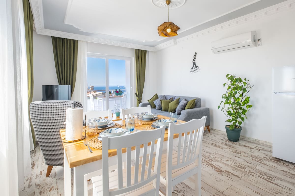 Condo Deluxe, 1 chambre, vue sur la mer | Aire de séjour | Téléviseur connecté de 42 po avec télévision par satellite
