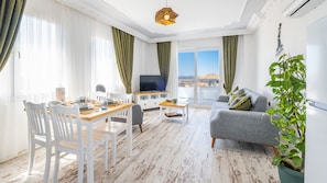 Deluxe Condo, 1 Bedroom, Sea View | Living area | 42-inch Smart TV with satellite channels - Kas Kekik Apart (Kas)