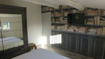 2 bedrooms, in-room safe, desk, travel crib