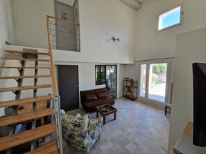 電視、DVD 播放機、書籍、音響