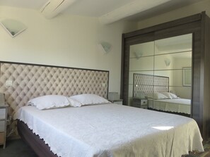 2 bedrooms, in-room safe, desk, iron/ironing board