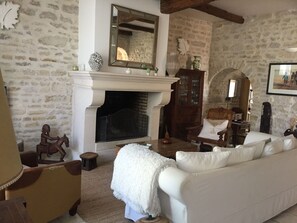 Télévision, cheminée, livres