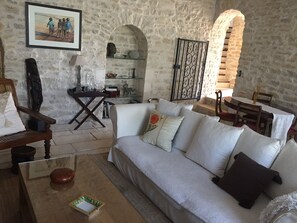 Télévision, cheminée, livres