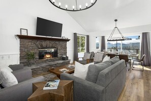 Een televisie, een open haard, videogames en boeken