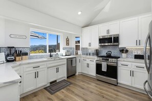 Een koelkast, een magnetron, een oven, een kookplaat