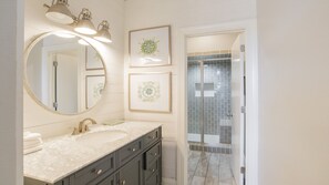 Shower, hair dryer, towels - GROUND FLOOR!!! New to the Rental Market!! (Orange Beach)