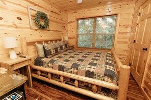 2 bedrooms, iron/ironing board, WiFi, bed sheets - An Absolutely Charming Cabin!!! (Sevierville)