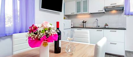 Kylskåp, mikrovågsugn, spishäll och grytor/köksredskap