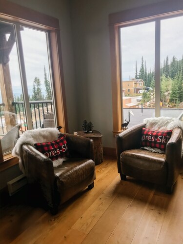 Sno Regrets Chalet SilverStar Ski in/Ski out with Mountain View and a Hot Tub